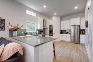 Modern Adorable Arboretum bungalow - 4