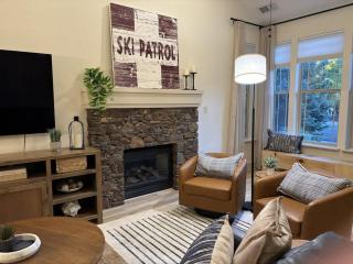 Luxury 5BR Mountain Chalet Hot Tub Game Room - 1