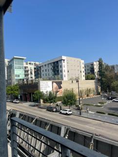 Stylish Hollywood Apartment - 1