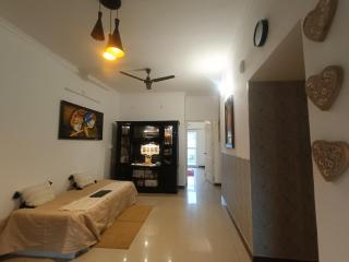 Home Stay 2 with Giriraj View I On Parikrama Marg I 5 mins to ISKCON & Daan Ghati - 5