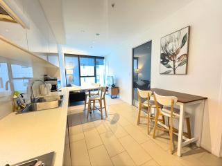 Lux Living in Heart of Brisbane - 7