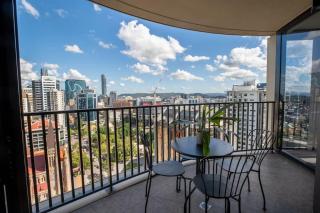 Lvl 23 Spire Infinity Pool Netflix Wifi Carpark by Stylish Stays - 7