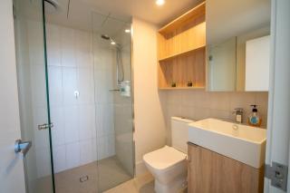 Lvl 23 Spire Infinity Pool Netflix Wifi Carpark by Stylish Stays - 2