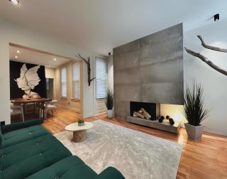 4 BEDS Private Patio Central Modern Stay - 0