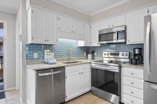 Beachfront resort sleeps 6, Pools, Pickleball, Bunks, Lakeview - 2