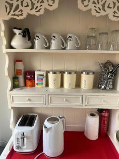 Urban Log Cabin near zone 2 tube - 5