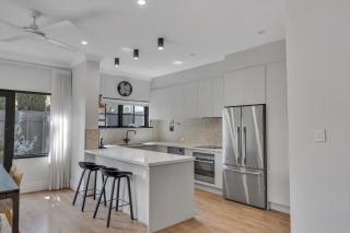 Family Retreat with Balcony and Courtyard - 9