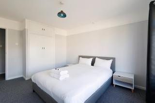 Spacious 2-Bedroom Flat Near Rottingdean Beach & Windmill - 1