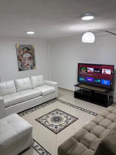 Casa moderna familiar para estadías confortables - 0