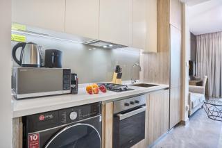 Modern Studio in Business Bay with Pool, Gym & Canal View - 2