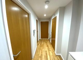 Large 1 Bedroom Apartment in Canning Town close to ExCeL London, 02 Arena, Canary Wharf with free parking - 3