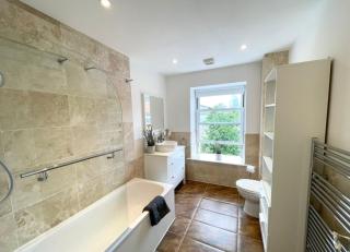 Large 1 Bedroom Apartment in Canning Town close to ExCeL London, 02 Arena, Canary Wharf with free parking - 2