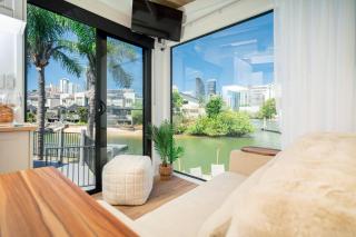 Tiny Home in the heart of Broadbeach - River Skyline Views - 8