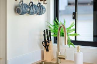 Tiny Home in the heart of Broadbeach - River Skyline Views - 4