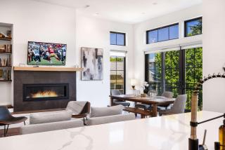 Modern Home w City View High ceiling Near UW & DT - 2