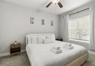 Upscale Midtown Getaway - Pool - Gym - Parking - 4