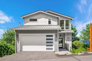 Luxury 6 BR Mansion w Water Views & Walk to Beach - 3