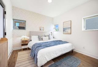 Ocean-Inspired 3B Modern Retreat w Kids Room - 9