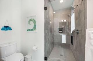 Ocean-Inspired 3B Modern Retreat w Kids Room - 8