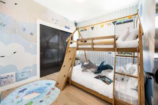 Ocean-Inspired 3B Modern Retreat w Kids Room - 7