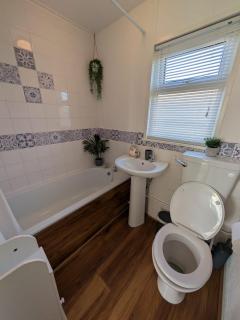 The Green One, Sunbeach, Scratby - Two bed chalet, sleeps 5, free Wi-Fi, pet friendly, bed linen and towels included plus free entry to onsite clubhouse - 5