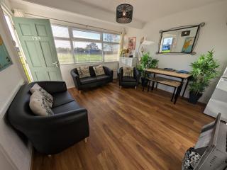 The Green One, Sunbeach, Scratby - Two bed chalet, sleeps 5, free Wi-Fi, pet friendly, bed linen and towels included plus free entry to onsite clubhouse - 6