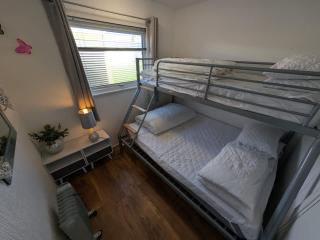 The Green One, Sunbeach, Scratby - Two bed chalet, sleeps 5, free Wi-Fi, pet friendly, bed linen and towels included plus free entry to onsite clubhouse - 7