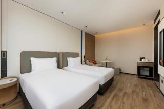 Holiday Inn Express Shanghai Changyang Road by IHG - 2