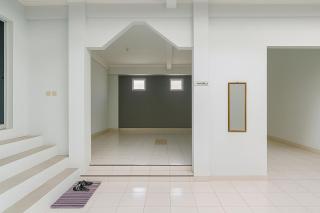 RedDoorz Syariah at Guest House Samira - 2