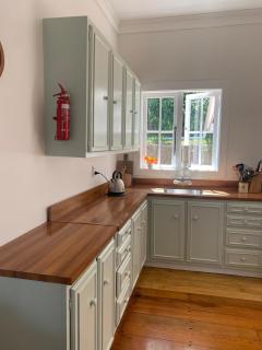 Russell Waterfront Historic Cottage - 5