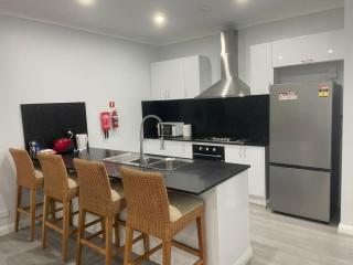 Quiet Spacious Family House - 0