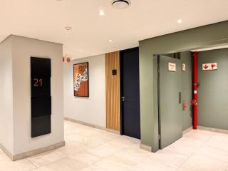 Luxury City Oasis - 4