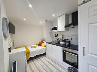 Self-contained Studio Room in Slough - 8