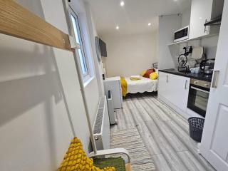 Self-contained Studio Room in Slough - 4