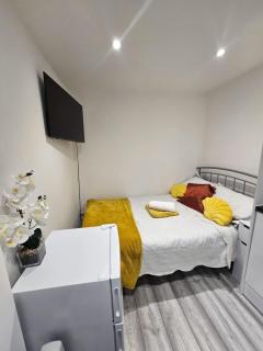 Self-contained Studio Room in Slough - 1