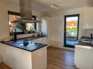 Moderne Ferienwohnung mit Terrasse, Grill & Privatparkplatz - 3