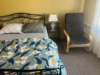 Chambre à l'étage, salle d'eau au rez de chaussée - 0