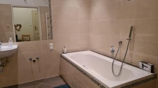 Comfortable 2BR Apartment near Belvedere Palace - 3