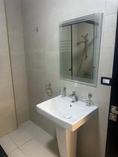 Modern furnished apartment شقة مفروشة فرش حديث - 2