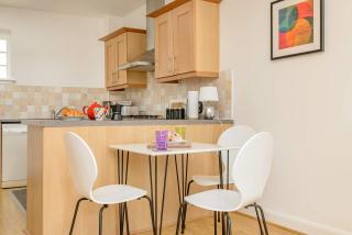 Unique 1 Bed house with Private Parking - 4