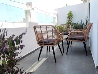 The Nineteen Racine by IB Signature - Stylish two-Bedroom flat - Wifi, Self Check-in, Day and Night Security, Terrace, free parking, close to all amenities - 3