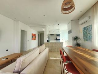 The Nineteen Racine by IB Signature - Stylish two-Bedroom flat - Wifi, Self Check-in, Day and Night Security, Terrace, free parking, close to all amenities - 2