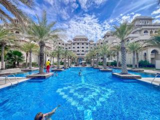 Vogue Luxury Three Bedroom and Kids Room at Grandeur Residence, Huge Private Sea-View Terrace, Private Beach Access, Get 30 percents off Zabeel Saray Dining - 0