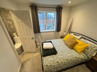 IBC Large Ensuite Room Wednesbury - 9