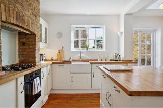 Relaxing Central Windsor Getaway for Families - 9