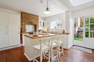 Relaxing Central Windsor Getaway for Families - By Tempstay - 6