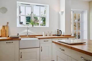 Relaxing Central Windsor Getaway for Families - 4