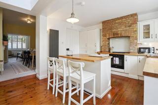 Relaxing Central Windsor Getaway for Families - 3