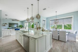 Batemans - New Luxury Canal Front Home with Pool Spa Dock Close to Bean Point Pine Ave - 5