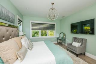 Batemans - New Luxury Canal Front Home with Pool Spa Dock Close to Bean Point Pine Ave - 2